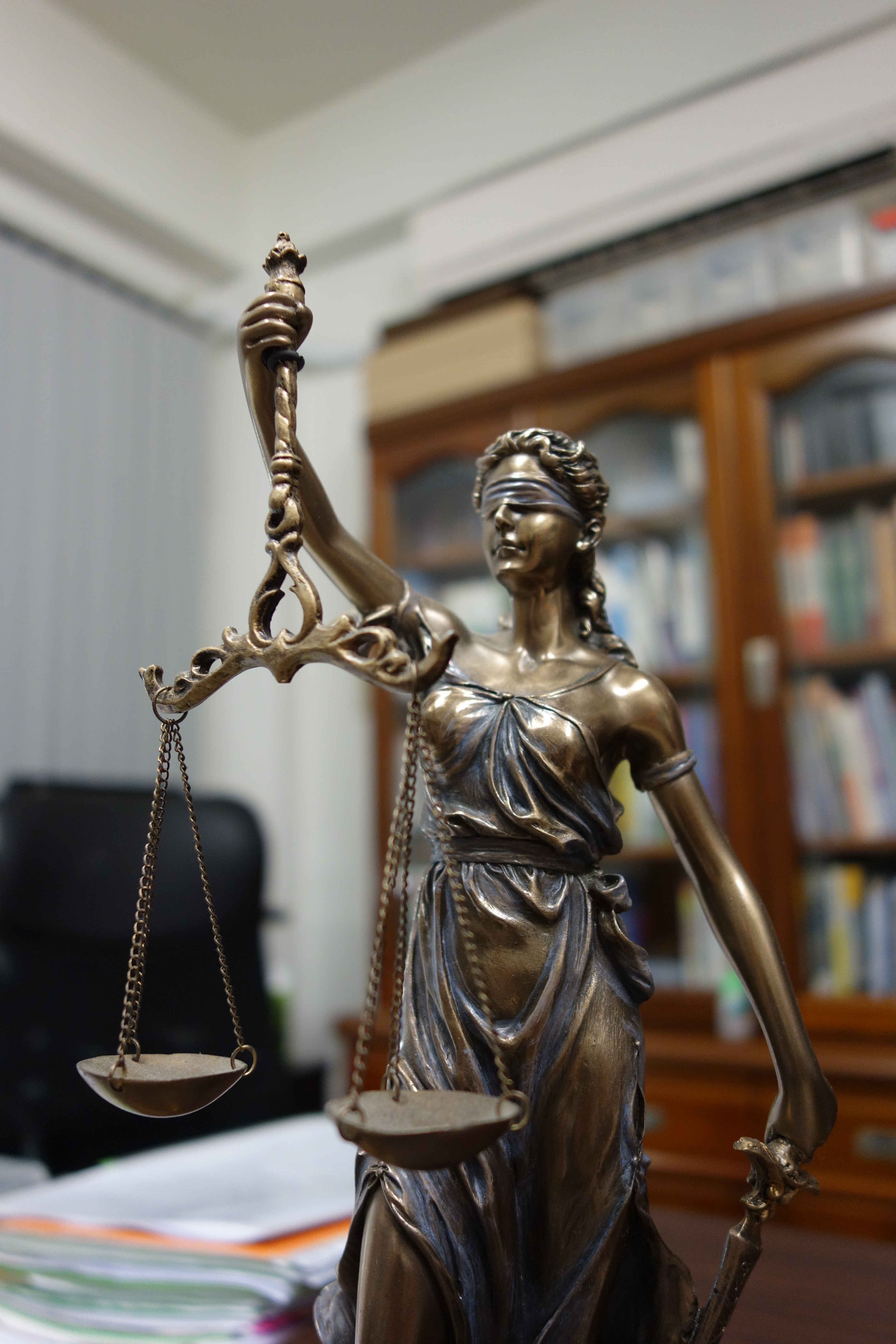 寰宸法律事務所正義女神像近照